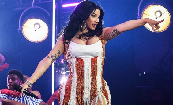 CARDI B APOLOGIZES AFTER SPLASHING WATER ON FAN AND RUINING Her HAIR DURING CONCERT: “SORRY, FRIEND"”