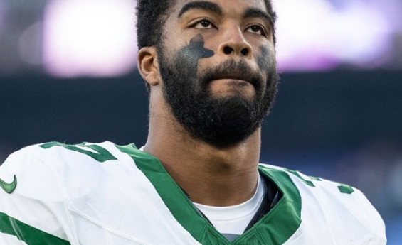 JETS QWAN’TEZ STIGGERS STRECHERED OFF FIELD AFTER SCARY TRAINING CAMP INCIDENT