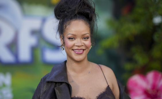 RIHANNA HINTS AT UPCOMING MUSIC WHILE SHARING A PEEK INSIDE HER STUDIO DAY