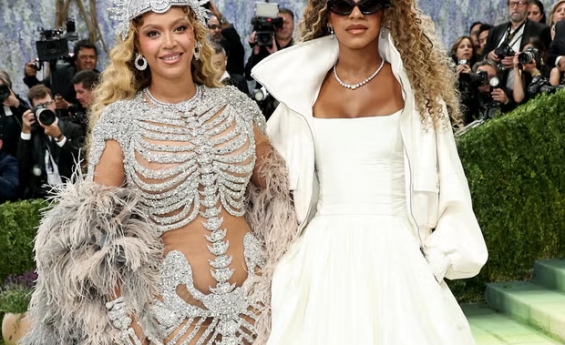  TINA KNOWLES OPENS UP ABOUT WATCHING BEYONCÉ AND BLUE IVY WALK THE 2026 MET GALA RED CARPET TOGETHER.
