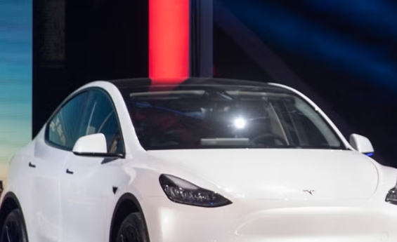 TESLA'S AI TRAINERS QUESTION SELF-DRIVING SAFETY IN NEW REPORT