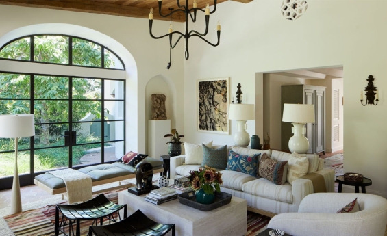 VENUS WILLIAMS REINVENTS A FARMHOUSE DINING TABLE WITH AN UNUSUAL, MISMATCHED SEATING TECHNIQUE THAT WILL BE EVERYWHERE IN 2026